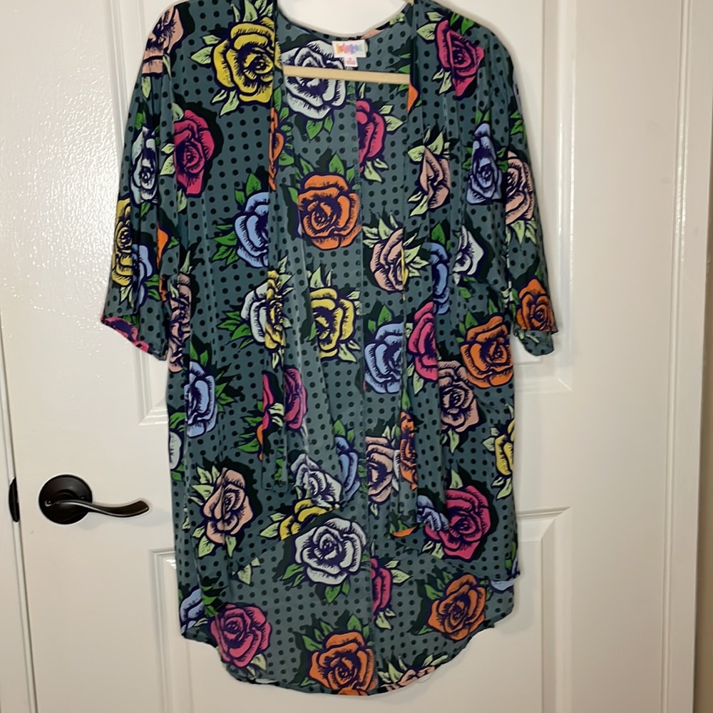 Ladies LuLaRoe silky kimono. Size S Cute coverup